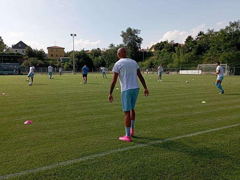 Andrea Lazzaro si riscalda 