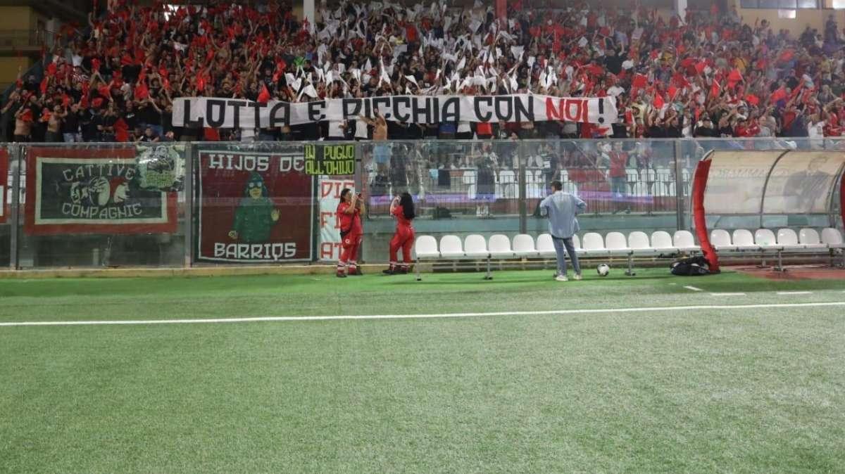 VIDEO - La coreografia dei tifosi della Turris nel derby...