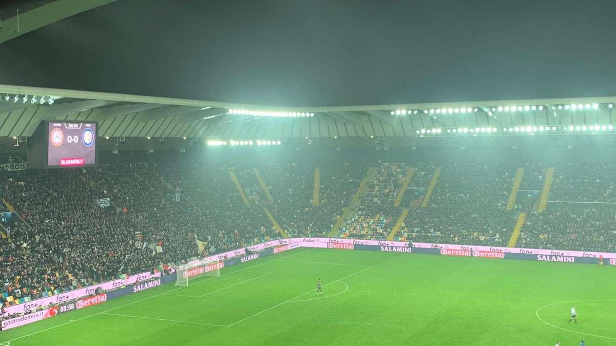 Striscione per Sanchez nei distinti