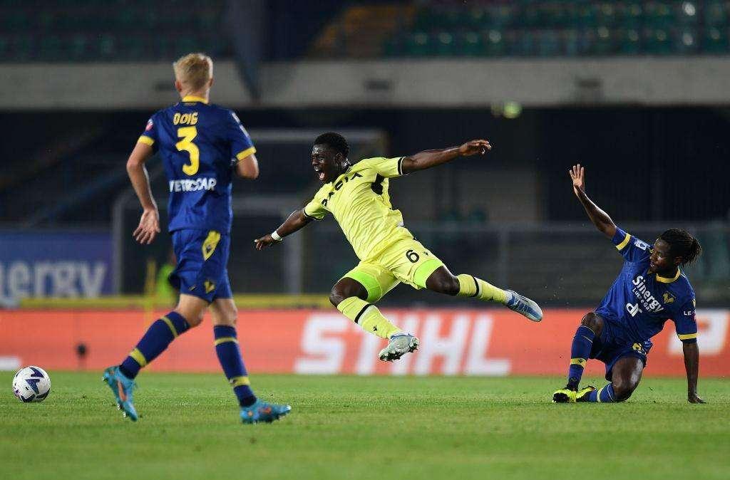 Hellas Verona-Udinese, IMPRESSIONI A FINE PRIMO TEMPO: i bianconeri giocano, i gialloblù segnano. Ci sarebbe un rosso!