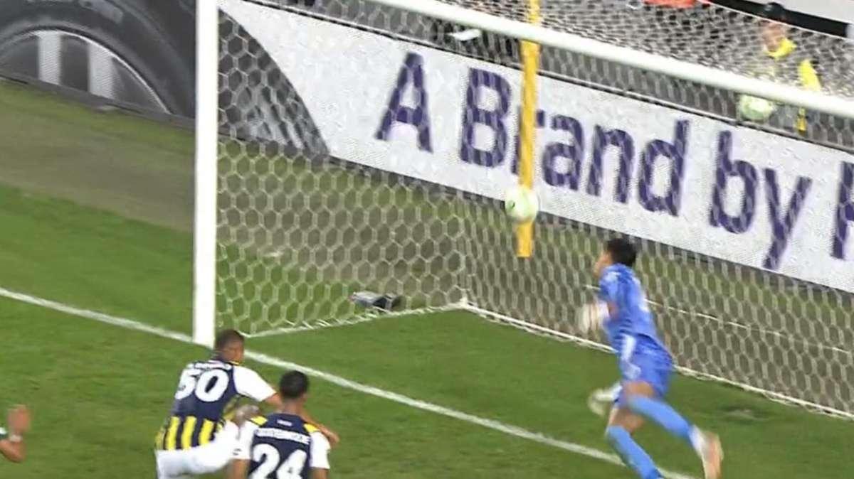 Fenerbahce, goffo autogol dell'ex Udinese Becao in Conference League