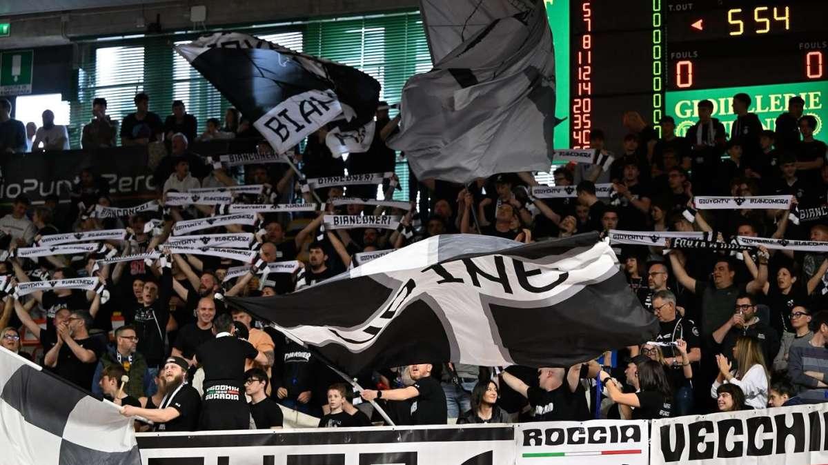 “A di Apu”, che partenza! Oltre il 91% rinnova l’abbonamento: il Carnera è già una bolgia bianconera. Spazio alla seconda fase