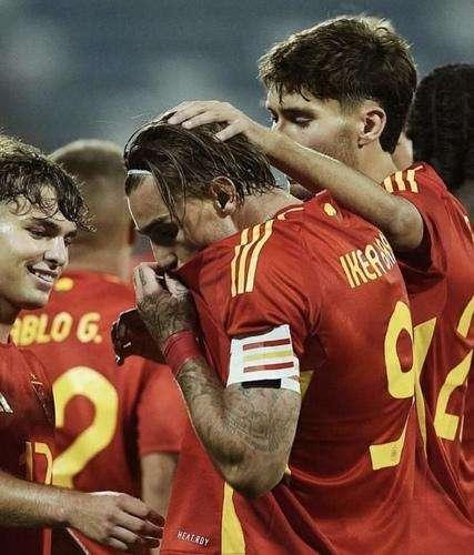 L'Udinese celebra il gol di Iker Bravo con la Spagna Under 21
