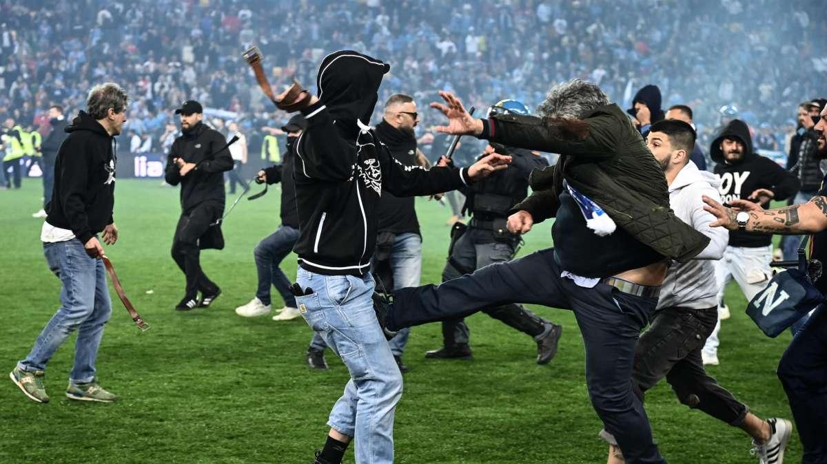 Una serata gestita malissimo: onore ai nostri tifosi dopo che ai napoletani hanno lasciato fare tutto quello che volevano 
