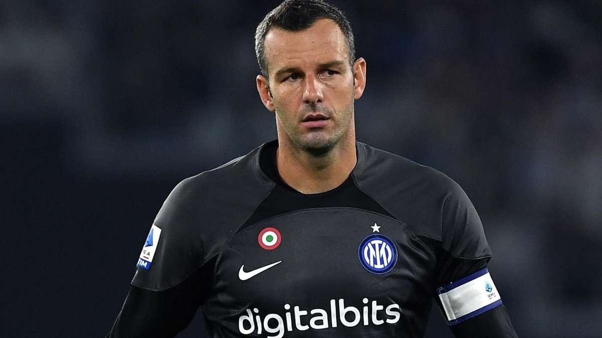 Handanovic valuta il ritiro a 38 anni: potrebbe restare nello staff di Inzaghi