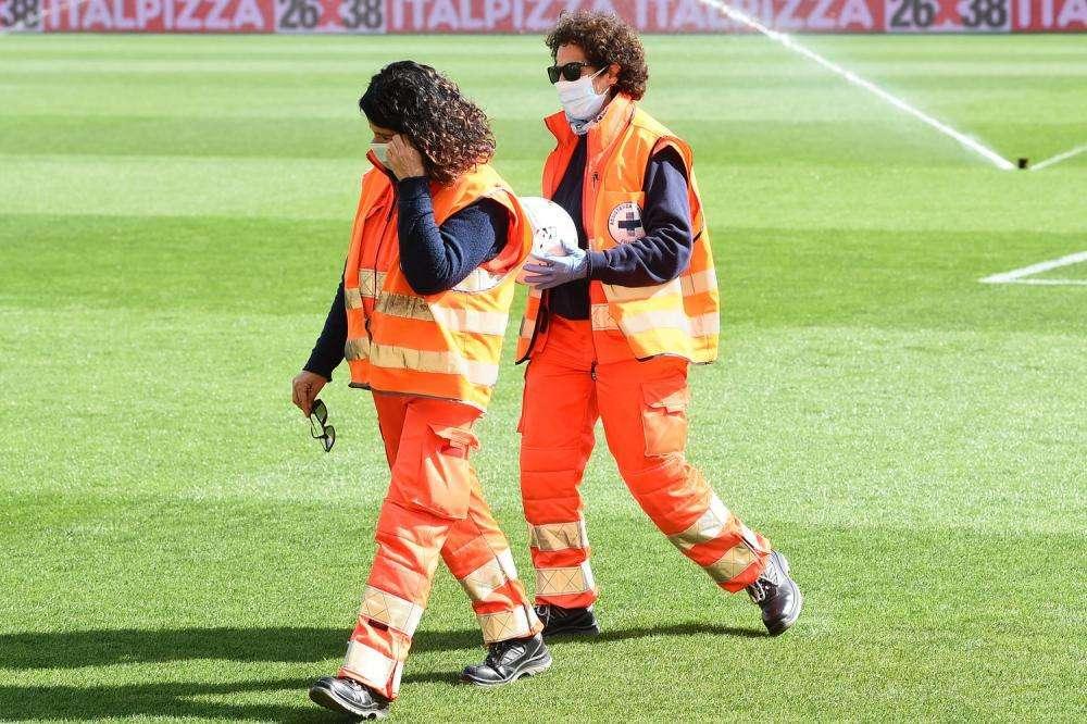 Il calcio cerca di ripartire ma che succederà se ci sarà un nuovo contagiato?