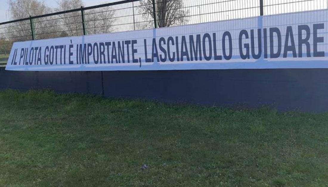 Rimosso lo striscione in favore di Gotti