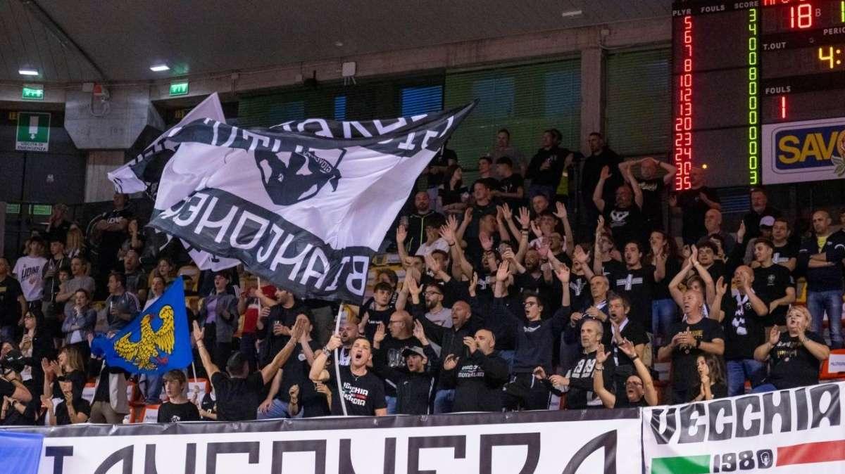 Forti limitazioni per i tifosi a Cantù, l’Apu Udine: "Decisione che ci lascia amareggiati"