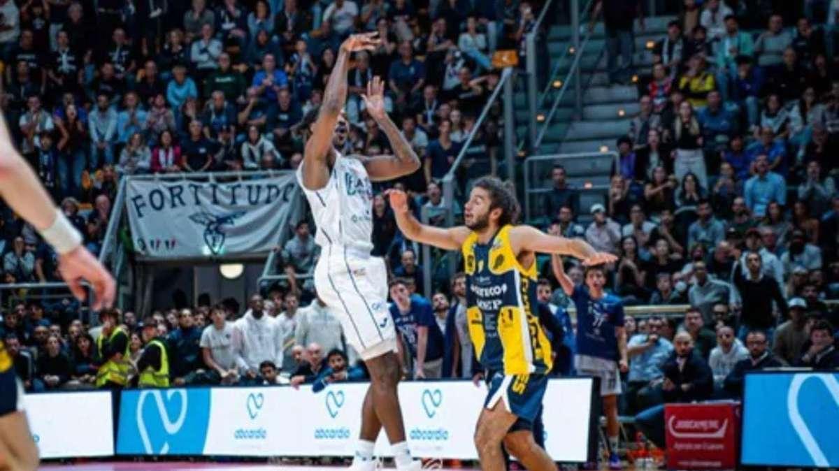 Fortitudo Bologna-UEB Cividale, dubbi sul canestro decisivo di Moore: tiro al limite dei 24", è valido o no?