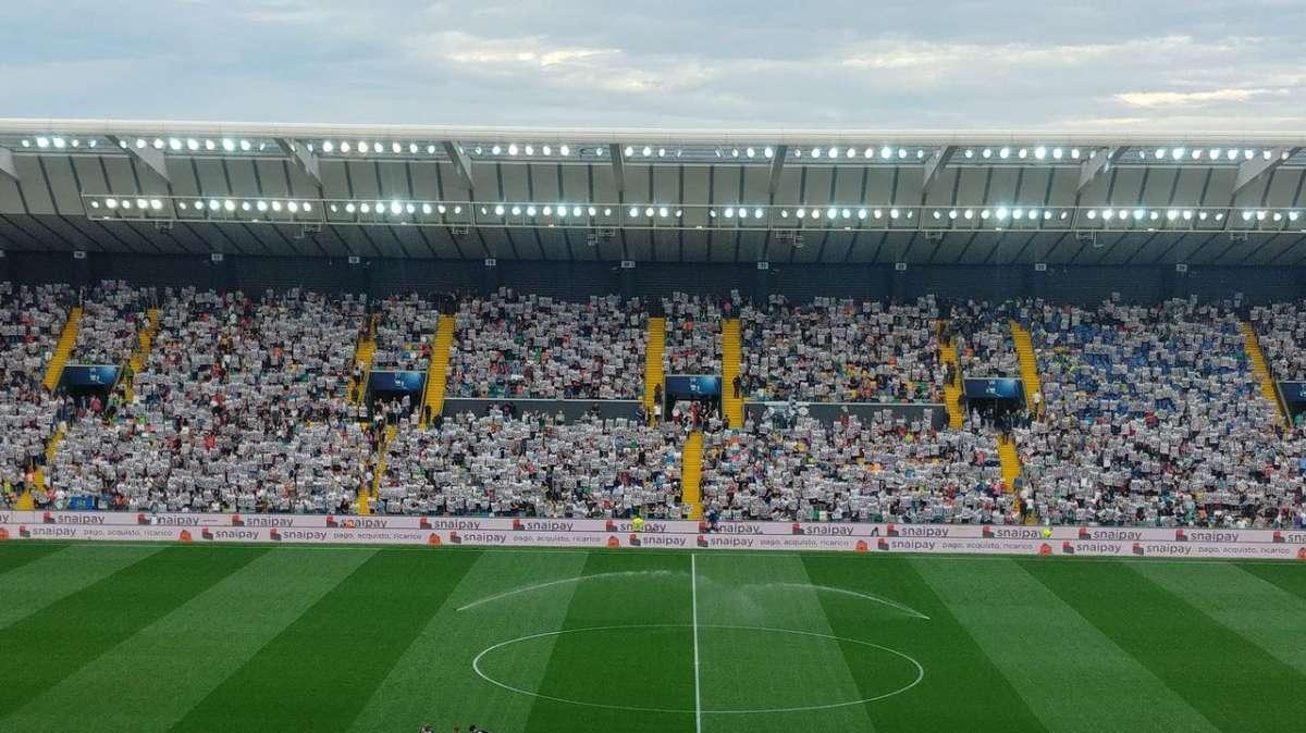 Spettacolare coreografia prima di Udinese-Spezia
