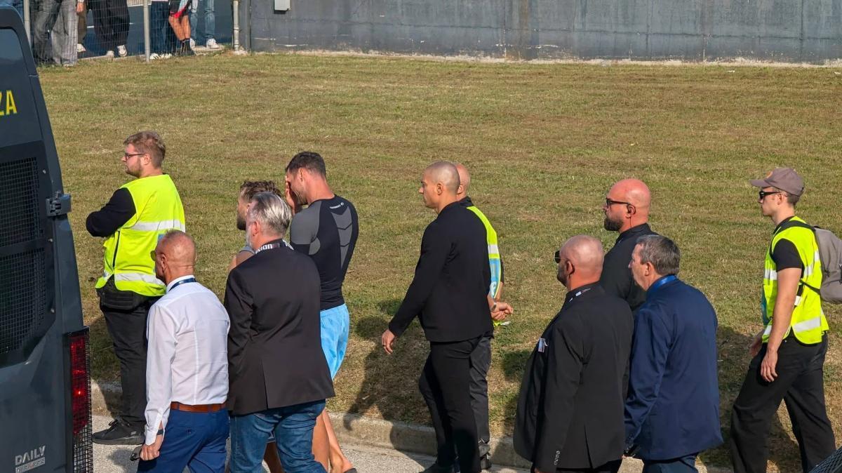 Udinese, esplode la contestazione dopo il Lecce: tifosi chiedono spiegazioni. Inler, Karlstrom e Padelli a confronto fuori dallo stadio