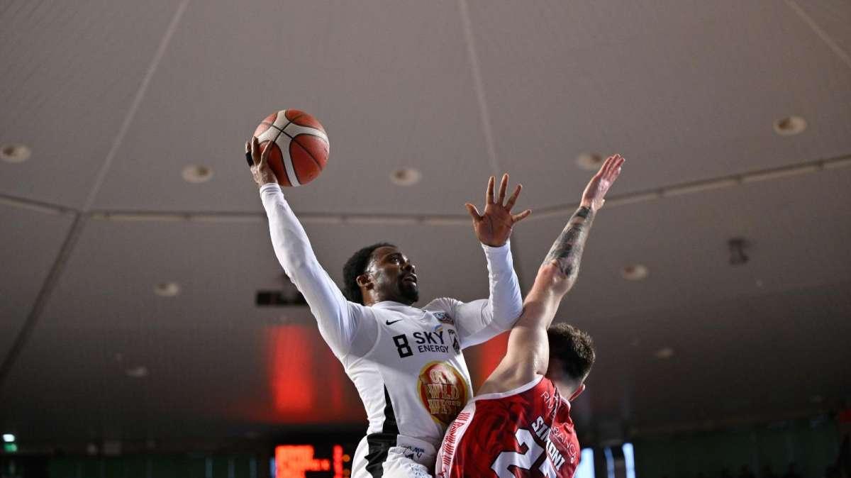 Apu Udine-Rimini 95-86: il ruggito finale dei bianconeri, è di nuovo Serie A1