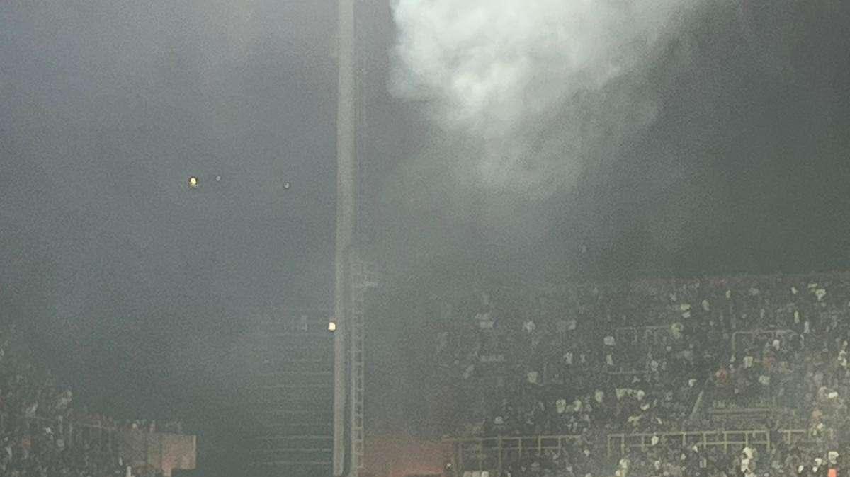 Incredibile a Salerno: piovono i fumogeni in campo, la coreografia prende fuoco. Gara interrotta
