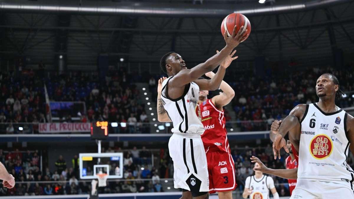 "Per un punto Martin perse la cappa", ma a testa altissima: l’Apu Udine guarda negli occhi l’Olimpia Milano e dimostra di esserci