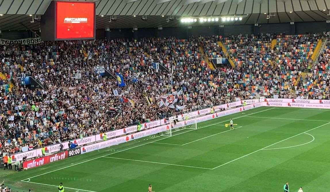 "Venite sotto la curva", ma solo pochi giocatori raccolgono l'invito, partono i fischi
