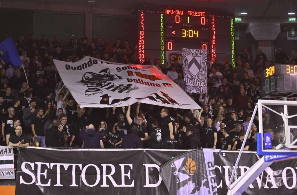 L'Apu Udine trionfa contro Trieste: il Carnera e i bianconeri firmano una serata magica