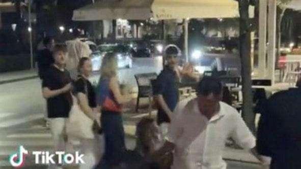Balotelli visibilmente ubriaco a Lignano Pineta: non si regge in piedi e cade