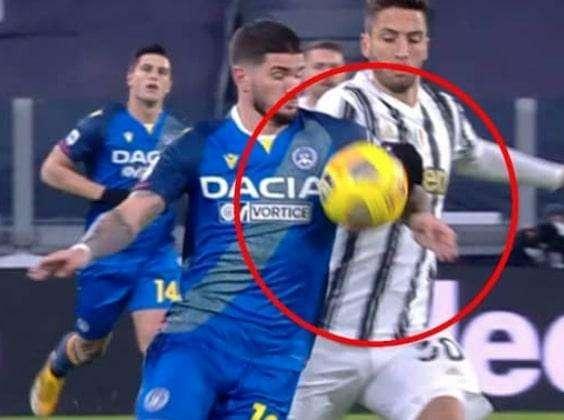 Giacomelli sbaglia, involontario il tocco di mano di De Paul e c'è anche una spinta. Con le grandi va sempre così