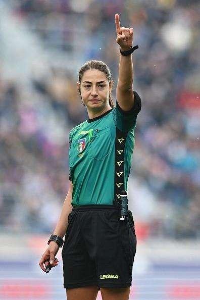 Bologna-Udinese, Bardi prende la palla fuori dall'area ma nessun fischio
