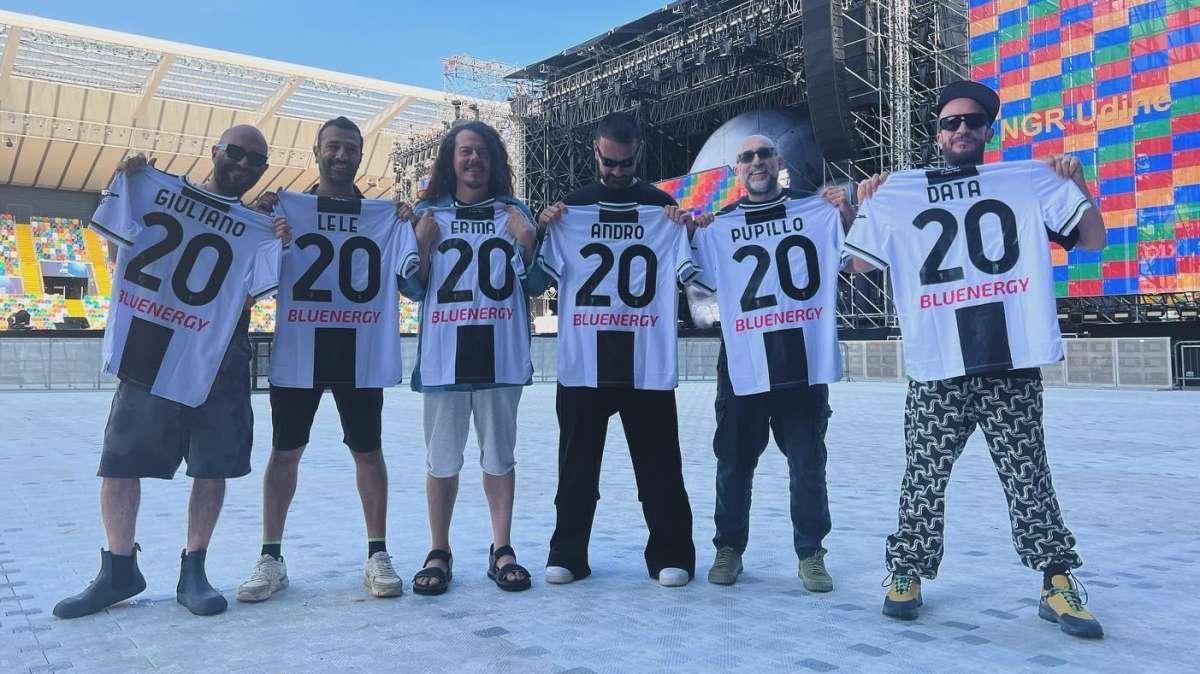 Udinese, stasera il concerto dei Negramaro: maglia bianconera per tutti i membri della band