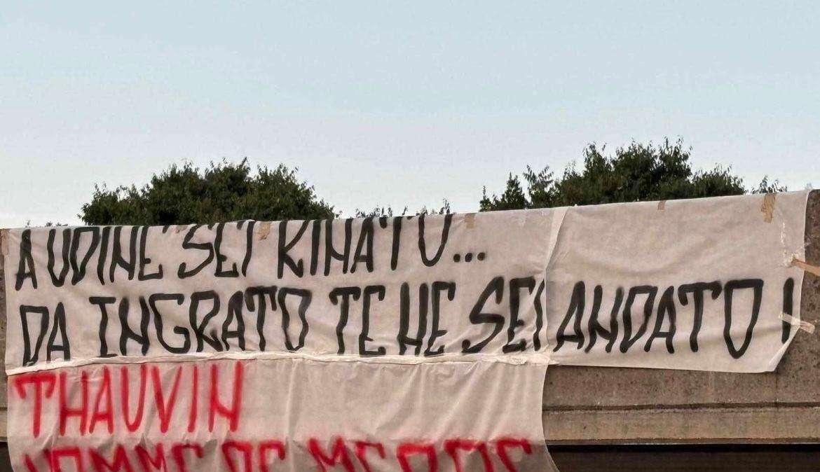 Udinese, lo striscione dei tifosi bianconeri per l'addio di Thauvin