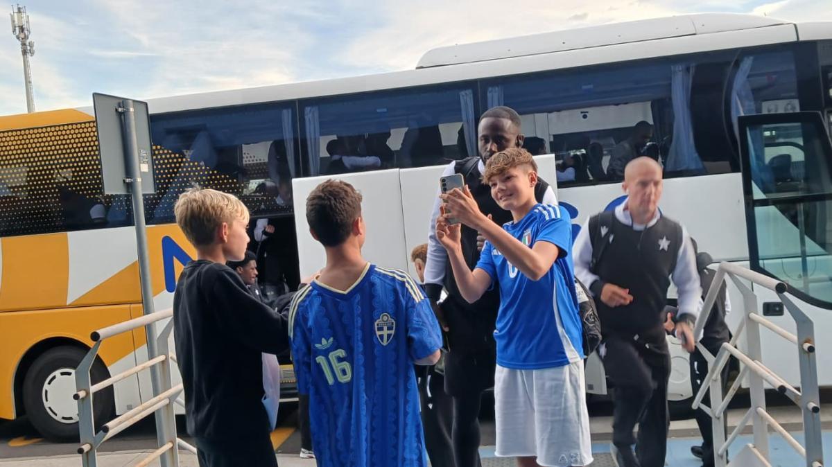 La carica dei tifosi a Ronchi per la partenza dell’Udinese direzione Torino