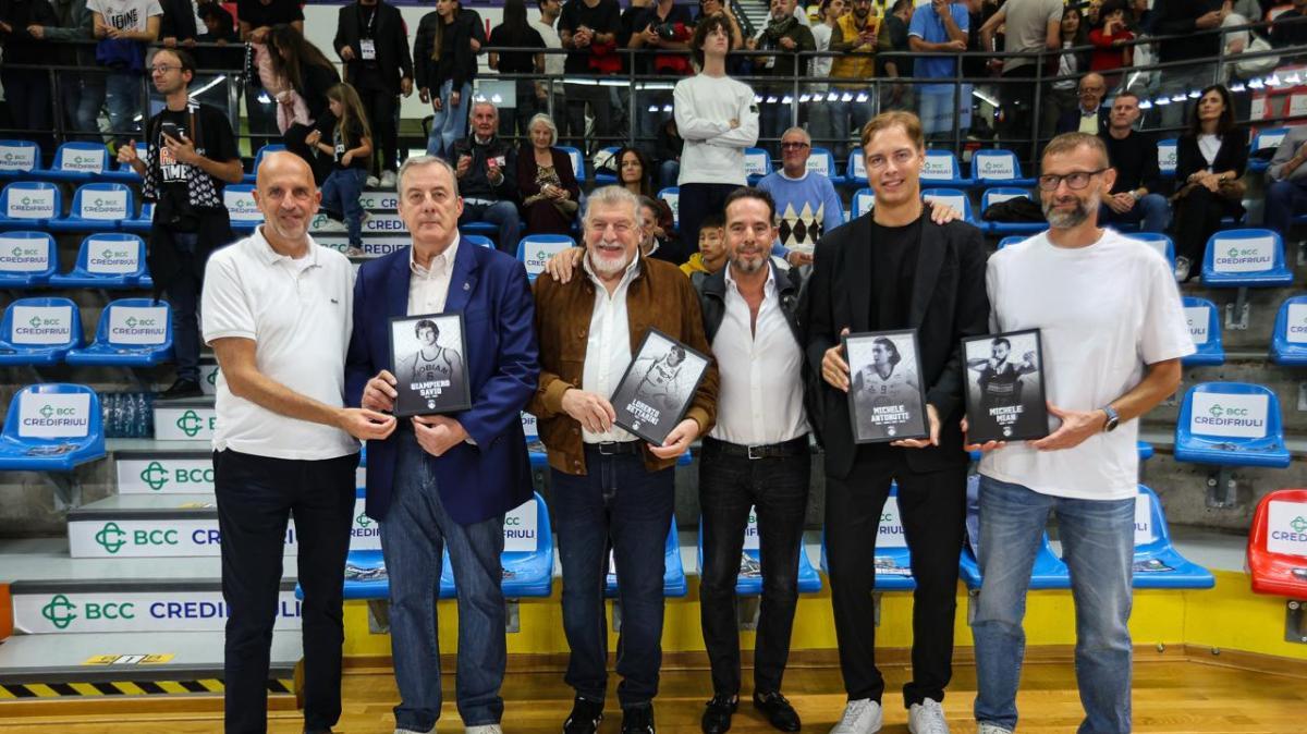 APU Udine, al PalaCarnera Credifriuli si celebra la storia: svelati i gagliardetti e omaggiate le Legends bianconere