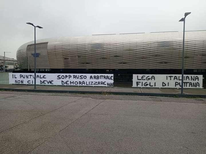 Udinese, lo striscione dei tifosi contro la Lega Serie A: "Il puntuale sopruso arbitrale non ci deve demoralizzare"