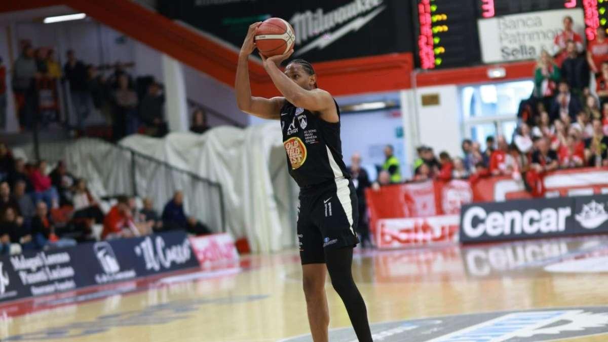 Sella Cento-Apu Udine 69-72, LE PAGELLE: Johnson e Hickey trascinano i bianconeri, le scelte di Vertemati si rivelano determinanti