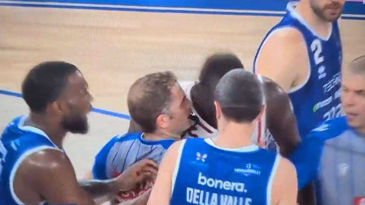 Brescia-Olimpia Milano, Diop espulso per una testata a Della Valle