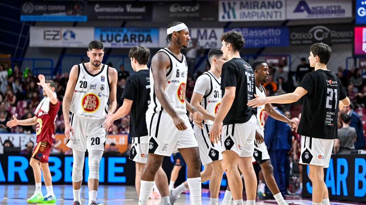 L'Apu Udine incanta per un tempo, poi il talento della Reyer ribalta tutto: rammarico per alcuni episodi
