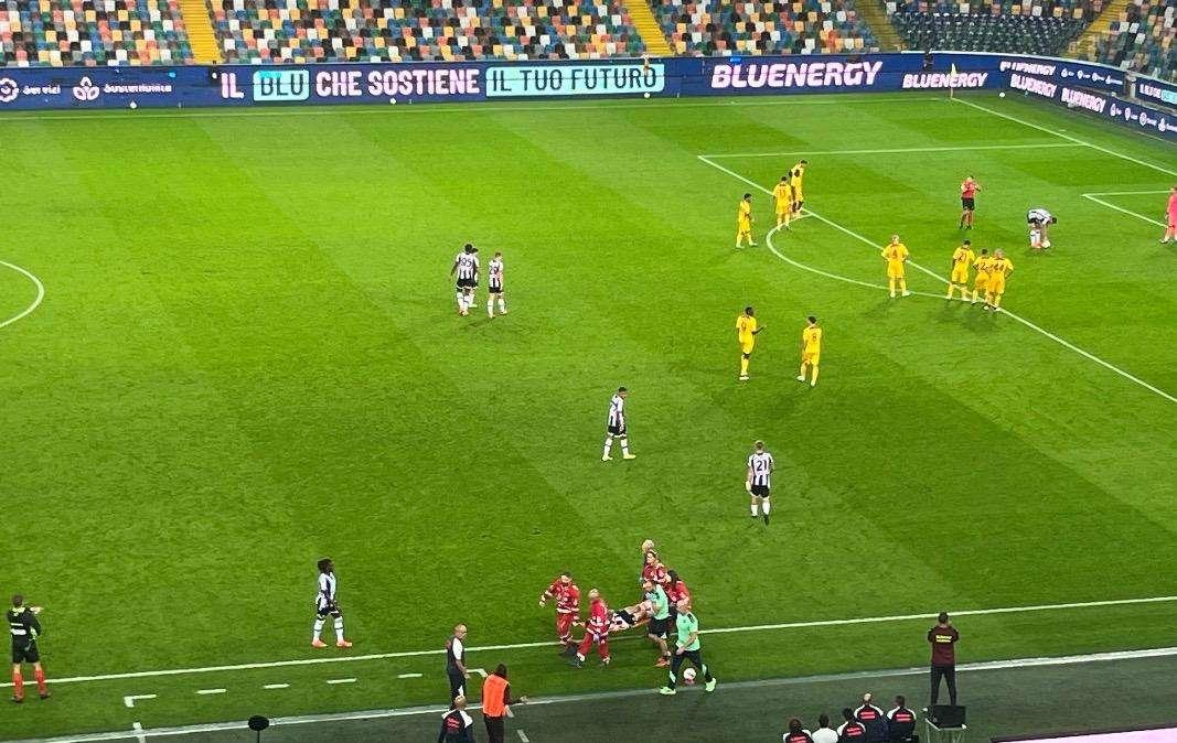 Udinese, Payero costretto a uscire in barella per un infortunio alla caviglia