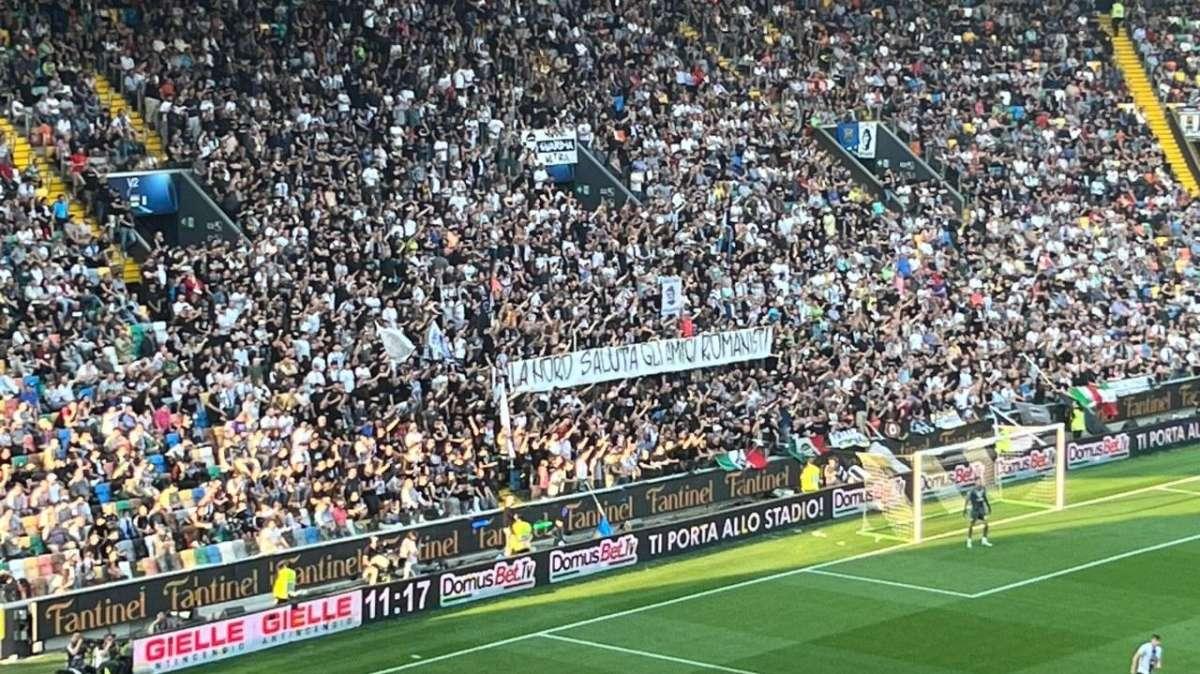 Udinese-Roma, la Curva Nord omaggia il settore ospiti con uno striscione
