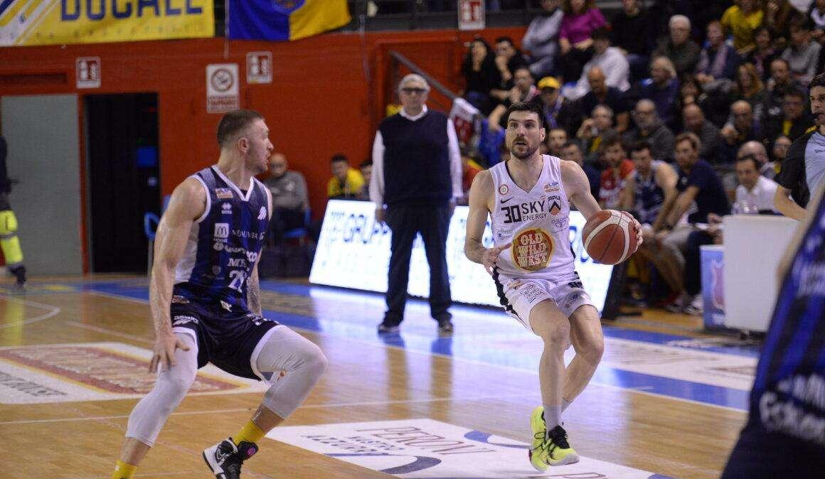 Apu Old Wild West-UEB Gesteco Cividale 73-66, LE PAGELLE: è il derby di Monaldi, Rota l'ultimo ad arrendersi