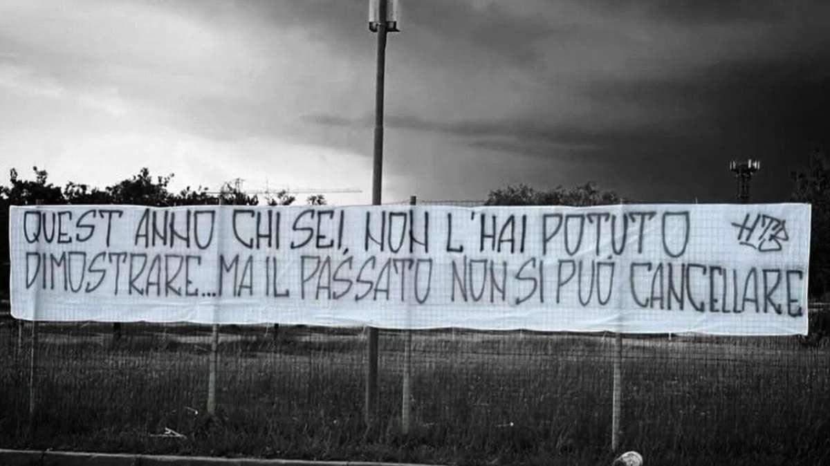 Udinese, altro striscione pro Sanchez: "Quest'anno chi sei non l'hai potuto dimostrare"