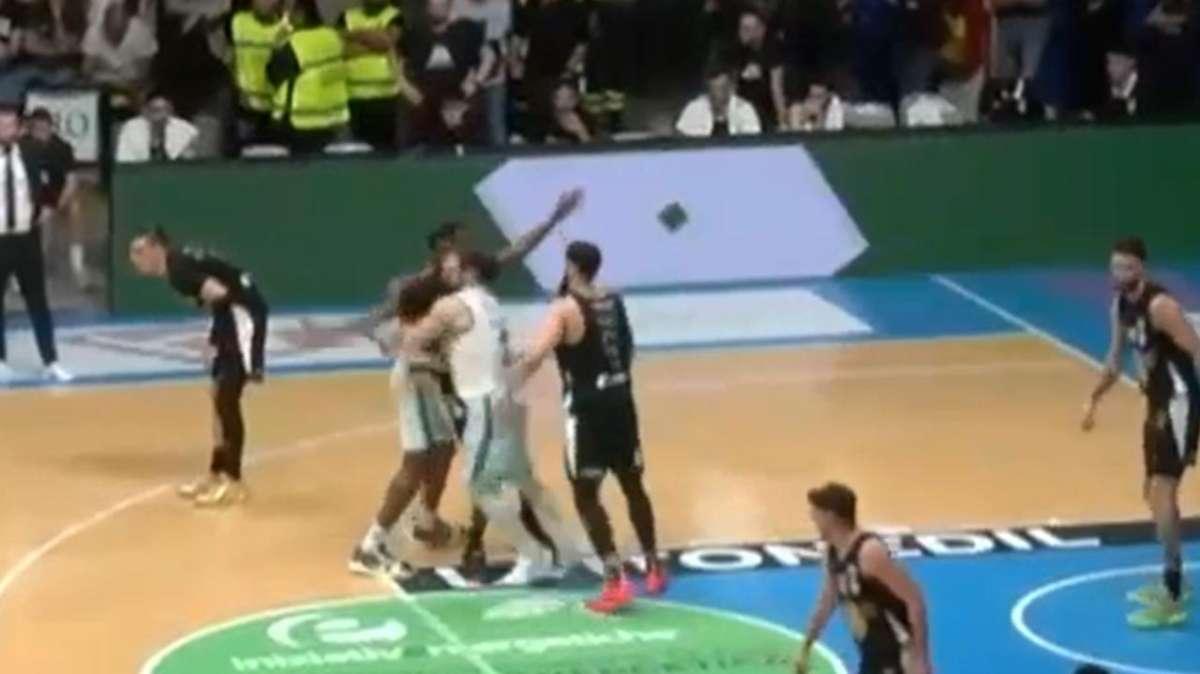 Cantù-Apu Udine, LA MOVIOLA di Gara 1: discutibili i due falli non fischiati a Ikangi