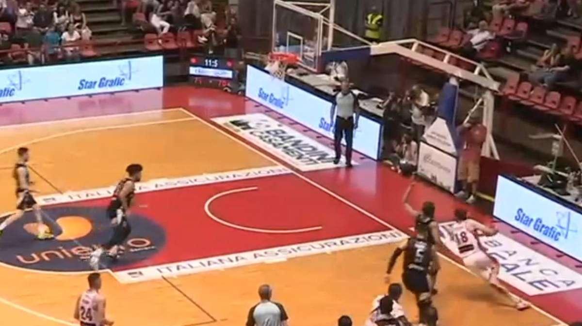 Apu Udine, testa a gara 2: fa ancora discutere però il fallo finale su Pollone
