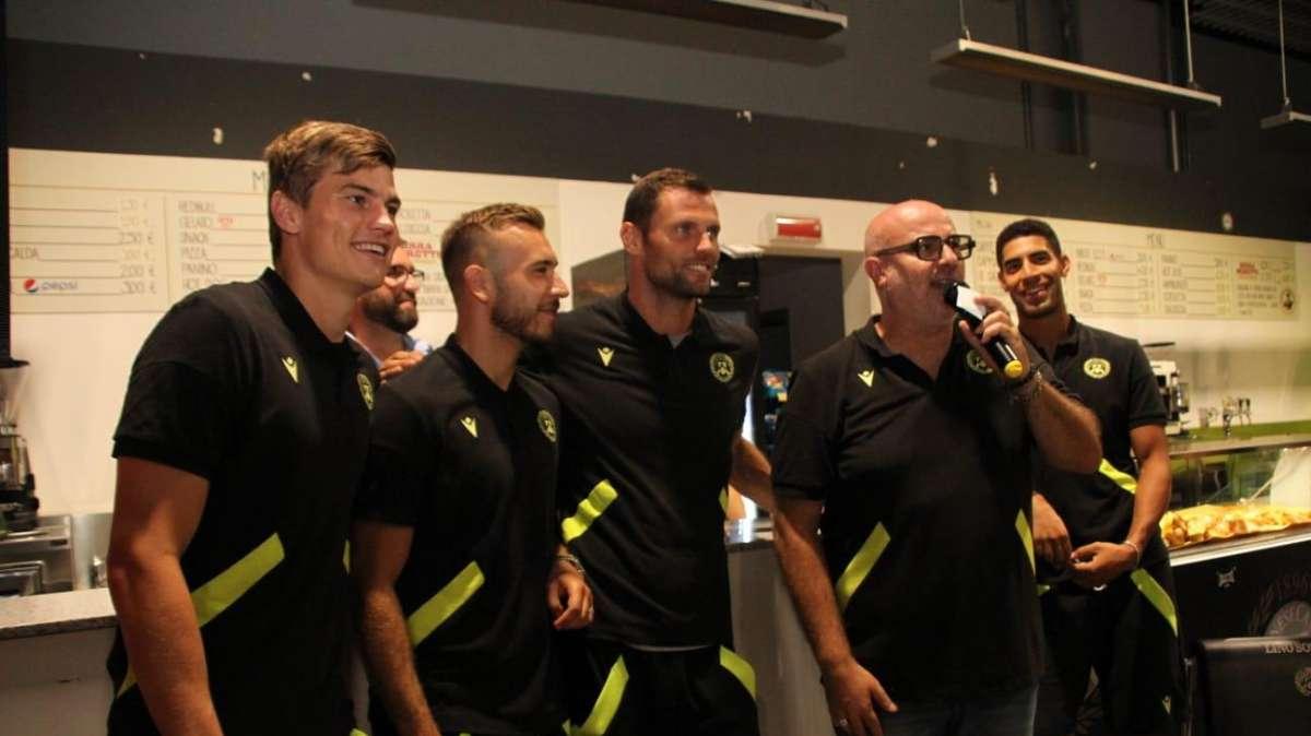 FOTOGALLERY - Bijol, Lovric, Masina e Padelli fanno festa in Curva Nord con i tifosi