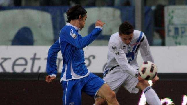 Ascoli vicino ad un difensore dell'Udinese