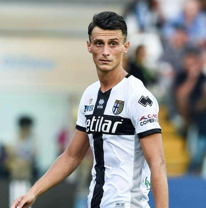 Serie A, Inglese regala tre punti al Parma: 3-2 sul Torino in dieci per oltre un'ora