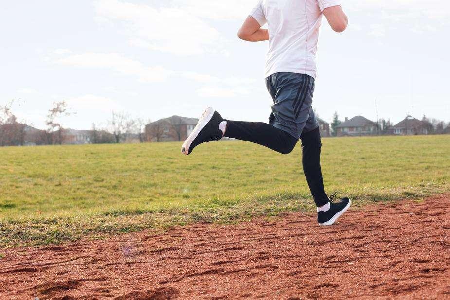 Si può correre e passeggiare ma a che distanza da casa? Fedriga chiede chiarimenti al Governo