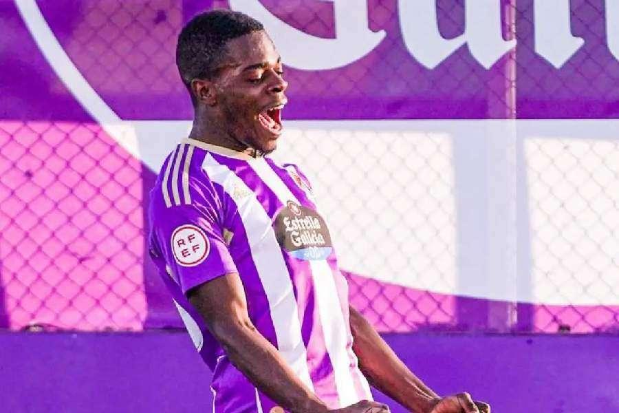 Dalla Spagna, Cedric del Real Valladolid accostato all'Udinese