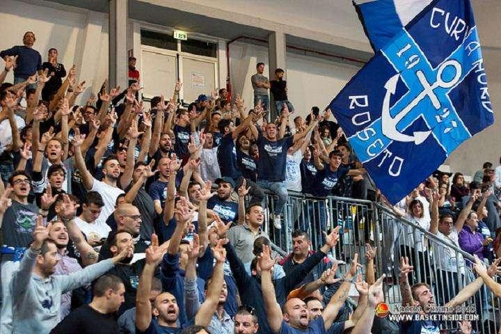 I tifosi di Roseto mal digeriscono la sconfitta contro la Gsa. Preso di mira l'hotel del presidente