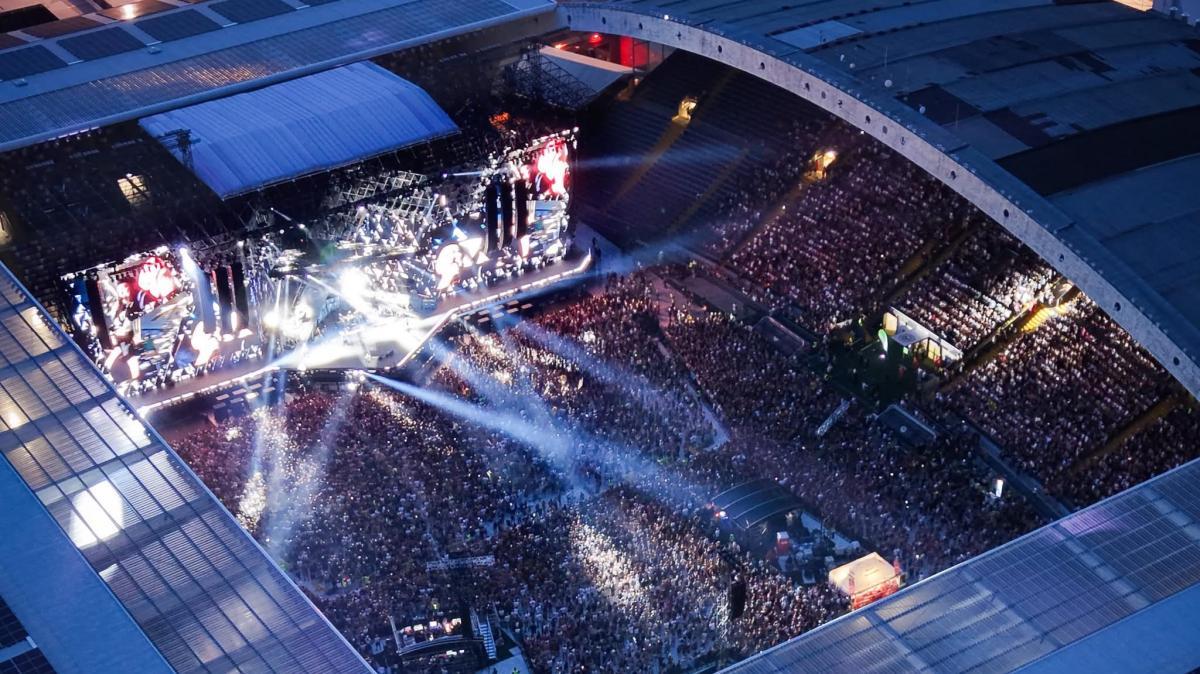 Vasco Rossi infiamma il Bluenergy Stadium nella prima data