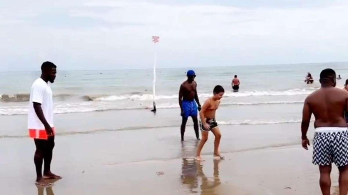 Udinese, niente giorno di riposo per Success: in spiaggia con palla e bimbi