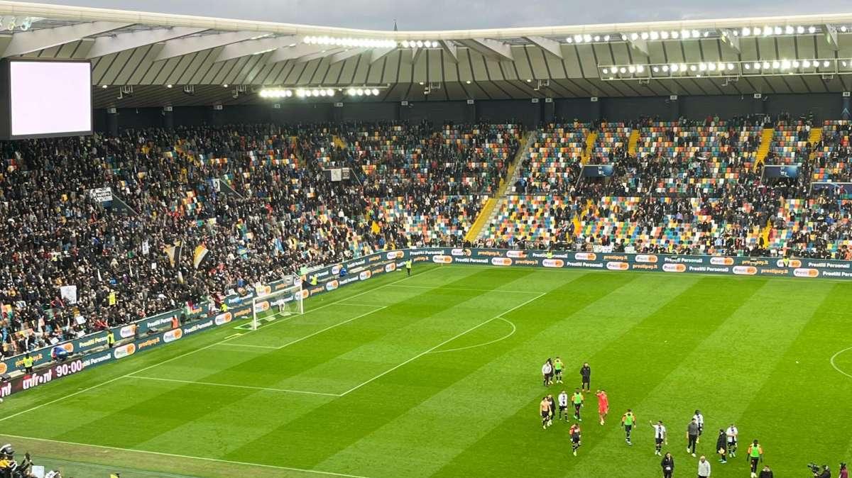 Udinese, bordata di fischi dei tifosi: la squadra non si presenta sotto la Curva