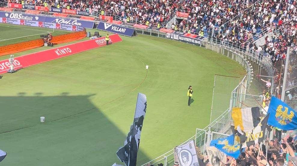 Bologna-Udinese, squadra sotto la curva: applausi di incitamento e cori per Pinzi