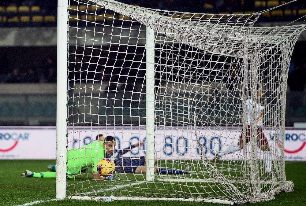 Serie A, il Verona fa soffrire la Roma. 3 a 1 per i giallorossi al Bentegodi