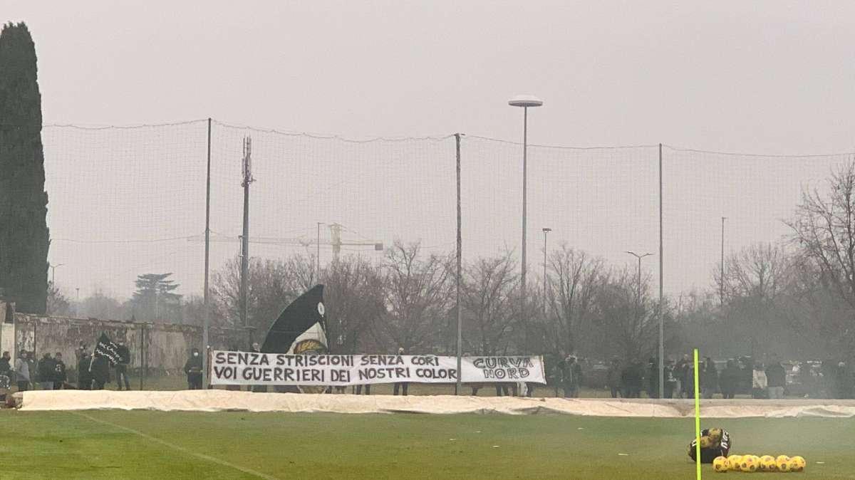 Una rappresentanza della Curva Nord al "Bruseschi" per incitare la squadra alla vigilia del derby contro l'Hellas
