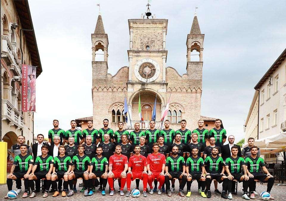 Pordenone, scattata in città la foto ufficiale della squadra: presente anche il sindaco Ciriani
